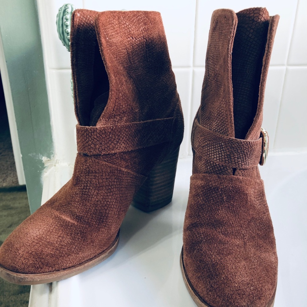 Isola boots size 7 1/2 M.